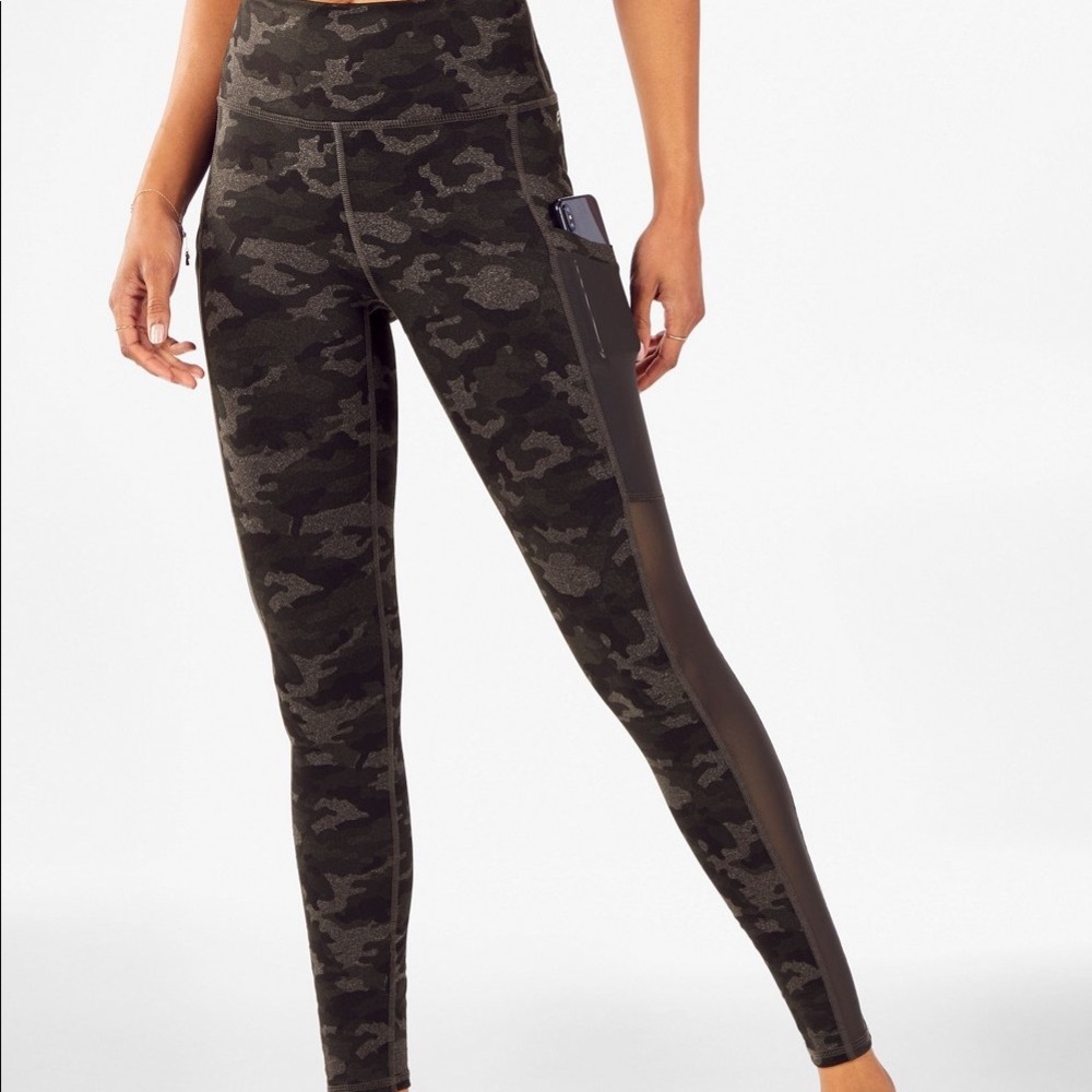Fabletics On-the-Go Charcoal Camo Leggings w/ Mesh & Pockets - Like New